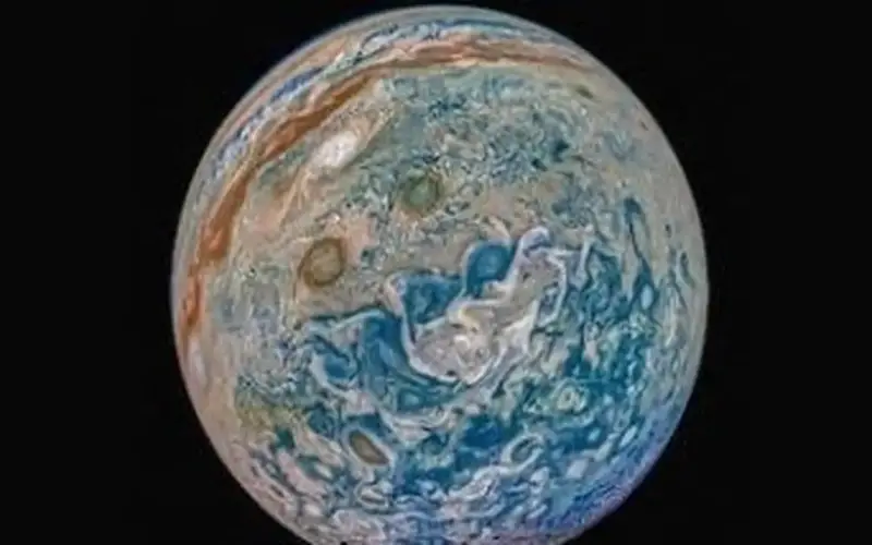 لماذا يمتلك المشتري أربعة أقمار بينما لا يملك زحل إلا قمراً؟ دراسة تجيب.